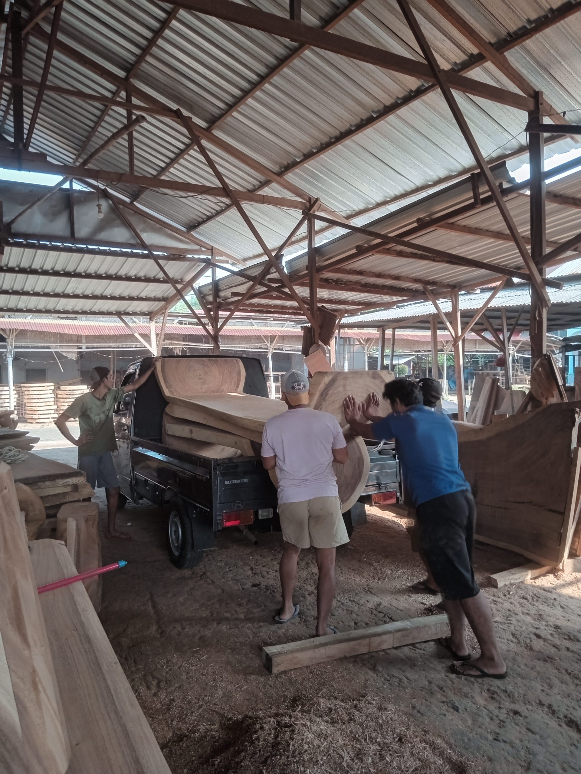 Proses produksi furniture kayu trembesi di workshop Jepara