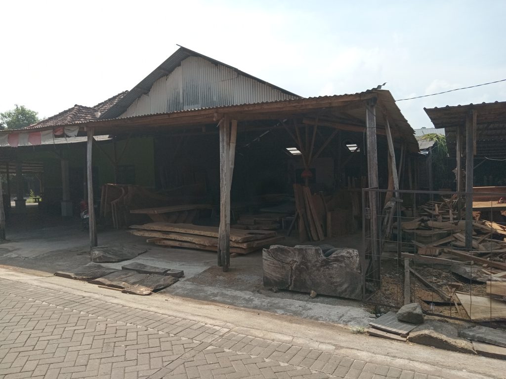 Workshop Mebel Trembesi Jepara dengan stok kayu trembesi solid